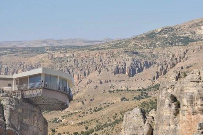 Levent Vadisi’nde üst üste uzanan kaya katmanları